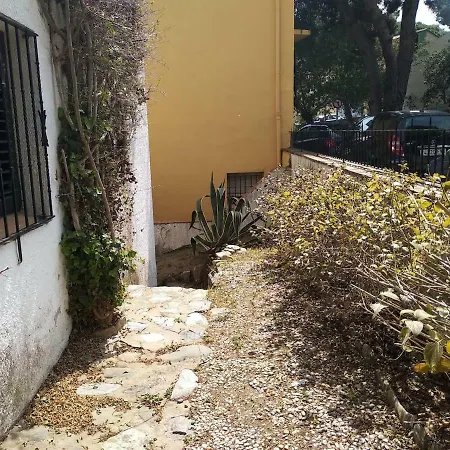 House In Garden And Parking *