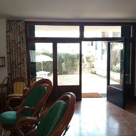 Dom wakacyjny House In Garden And Parking